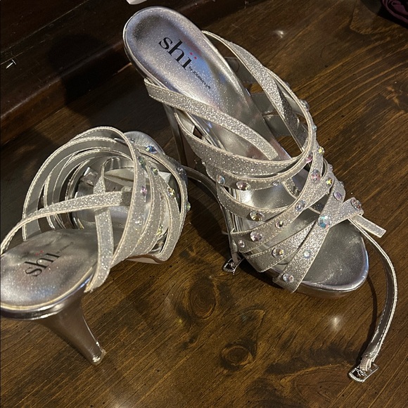 Shi by JOURNEYS Glittering Silver Heels - Picture 1 of 1